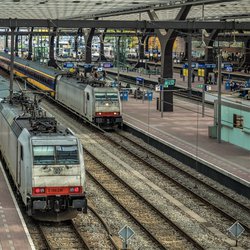 Rotterdam Centraal_"TRAXX F140 MS - E186 236 (L) & E186 142" (CC BY-SA 2.0) by Frans Berkelaar door Frans Berkelaar (bron: Flickr)