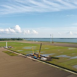 Constructie windmolens in Almere Pampus, Flevoland door Pavlo Glazkov (bron: Shutterstock)