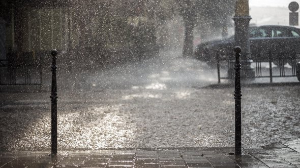 Regen in de stad. Weg, bestrating, auto in regen, dichtbij. Water spatten, morsen op de rijbaan. door Viktor Gladkov (bron: shutterstock)