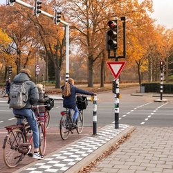 Fietsers wachtend op een stoplicht bij een kruising in Valkenswaard door Lea Rae (bron: shutterstock)