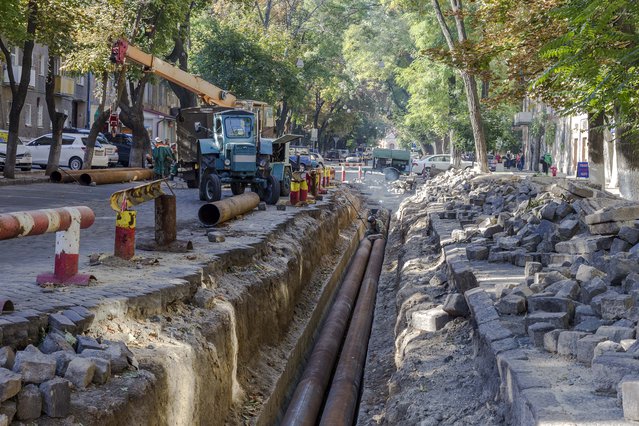 Workers are on city streets, plumbing and welding, replacement of water iron pipes door A_Lesik (bron: shutterstock)