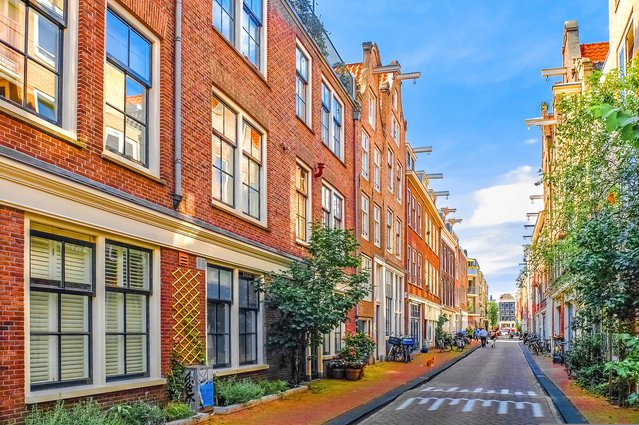 In Amsterdam, erfpachtstad pur sang, liggen wellicht kansen om grondwaardes af te romen en in te zetten voor investeringen in schonere lucht. door djedj (bron: Pixabay)