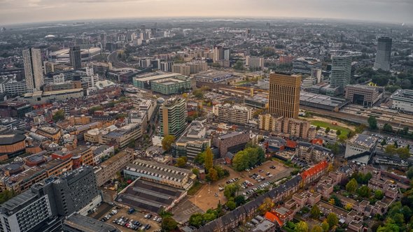 Luchtfoto van Eindhoven in de vroege herfst door Jacob Boomsma (bron: shutterstock)