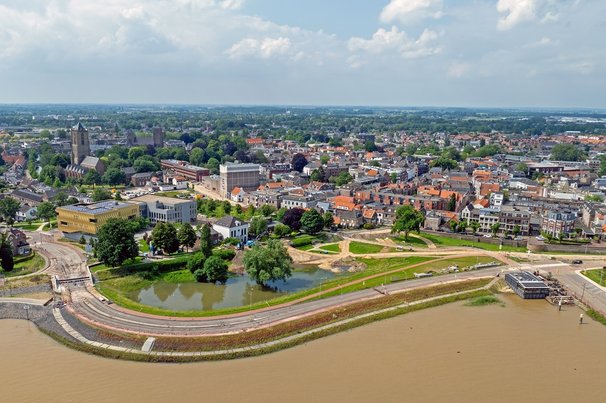 Vogelvlucht van Tiel vanaf de Waal door Steve Photography (bron: Shutterstock)