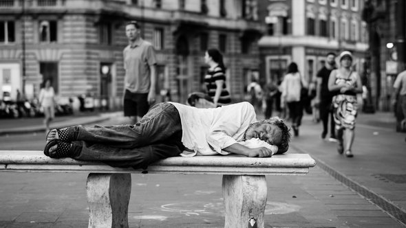 Homeless man, dakloos -> Photo by John Moeses Bauan on Unsplash