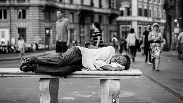 Homeless man, dakloos -> Photo by John Moeses Bauan on Unsplash door John Moeses Bauan (bron: Unsplash)