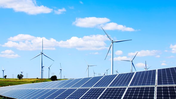 Windmolens en zonnepanelen in landerijen door zhengzaishuru (bron: Shutterstock)