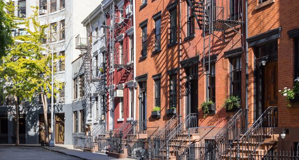 Panoramic view of colorful old buildings along Gay Street in the Greenwich Village neighborhood of Manhattan, New York City NYC door Ryan DeBerardinis (bron: shutterstock)