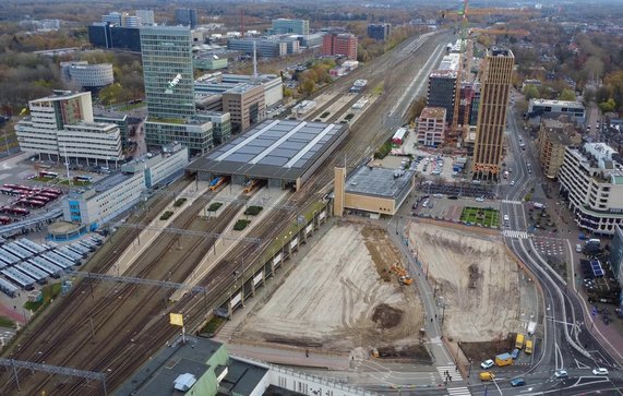 Luchtfoto van Eindhoven centraal station door whereguygoes001 (bron: Shutterstock)