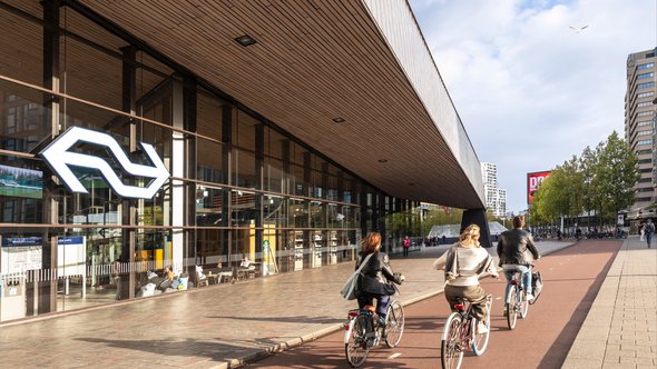Fietsers bij Rotterdam Centraal door Lea Rae (bron: Shutterstock)