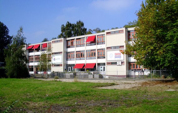 Sint Lucasschool, Amsterdam Nieuw-West, Osdorp door S. de Jong (bron: Wikimedia Commons)