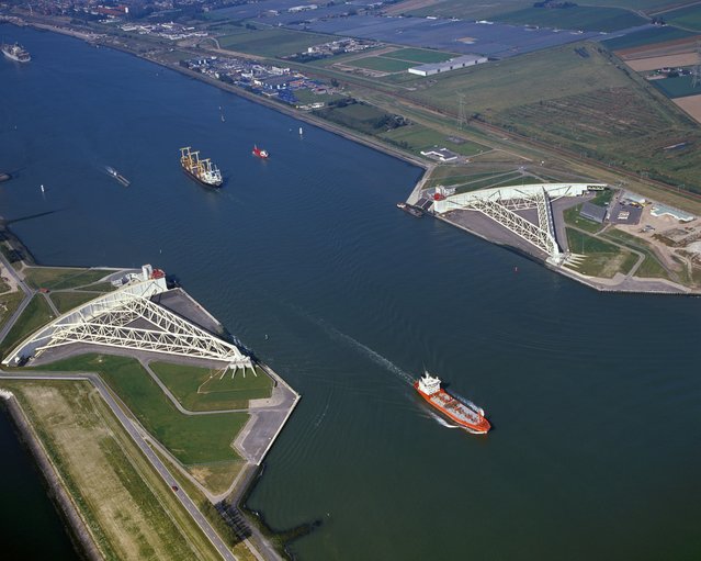 Vogelvlucht van de Nieuwe Waterweg, Hoek van Holland door Picture Partners (bron: Shutterstock)