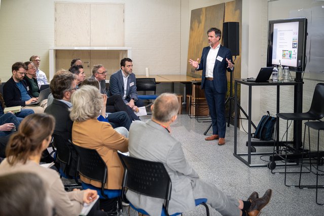 Patrick Esveld (AKRO) tijdens de sessie Grond & GO door Sander van Wettum (bron: Stichting Kennis Gebiedsontwikkeling)