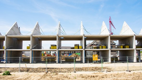 Woningen in constructie in Nijmegen. door Marcel Rommens (bron: Shutterstock)