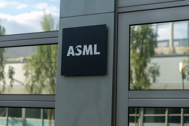 ASML teken op kantoorgebouw door qizai00 (bron: Shutterstock)