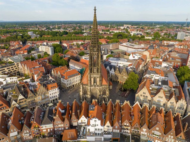 Binnenstad Münster met st. Lambertikerk door Gideon Ikigai (bron: Shutterstock)