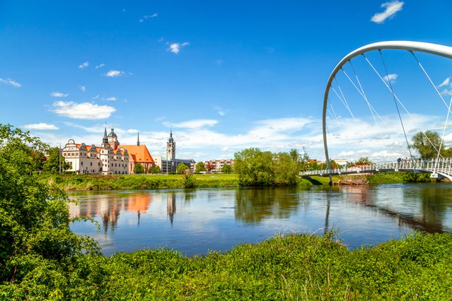 Bridge named "Tiergartenbrücke" over Mulde River, Dessau, Germany door Sina Ettmer Photography (bron: Shutterstock)