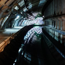 Industriële tunnel met complexe leidingen door kudla (bron: shutterstock)