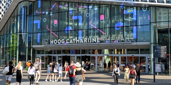 Mensen die de ingang van winkelcentrum Hoog Catharijne in het stadscentrum in- en uitgaan door Ceri Breeze (bron: Shutterstock)