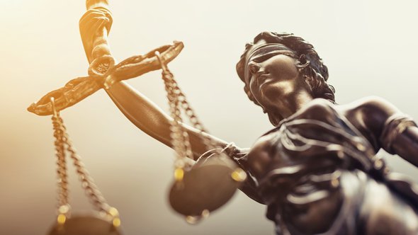 Het standbeeld van Justitie symbool door r.classen (bron: Shutterstock)