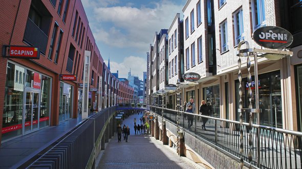 Nijmegen (Marikenstraat), Netherlands - February 27. 2022: View on pedestrian shopping street with people on sunny winter day door Ralf Liebhold (bron: Shutterstock)