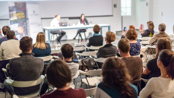 Discussiepanel bij een conferentie door Matej Kastelic (bron: Shutterstock)