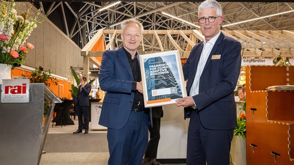 Deltacommissaris Co Verdaas (l) krijgt het derde deel van het Framework overhandigd van Jan Kadijk van stichting Dutch Green Building Council. door Dutch Green Building Council (bron: Dutch Green Building Council)