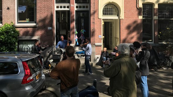 Concert voor buurtbewoners in Kralingen - mei 2020 (foto: Els Leclercq)