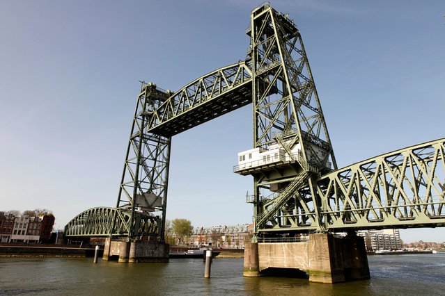 Monumentale Koningshavenbrug ("De Hef") in Rotterdam door Laurens Jobse (bron: Shutterstock)