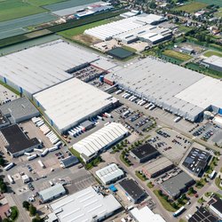 Distributiecentrum in Zwaagdijk door Aerovista Luchtfotografie (bron: Shutterstock)