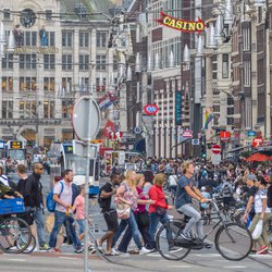 People crossing the street at Damrak in Amsterdam door 4kclips (bron: Shutterstock)