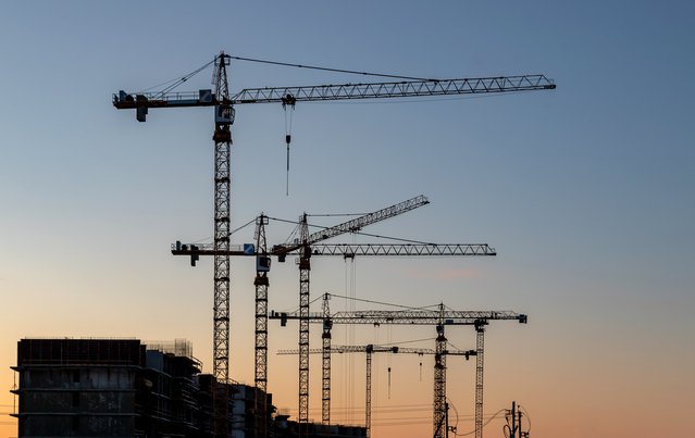 Hijskranen op een bouwplaats door ALEXANDER V EVSTAFYEV (bron: Shutterstock)
