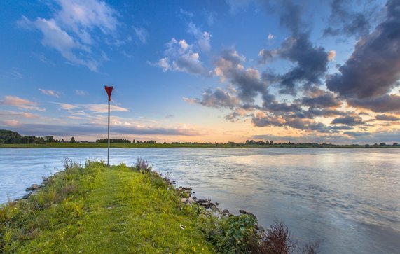 Uitzicht op de Rijn vanaf een krib door Rudmer Zwerver (bron: Shutterstock)