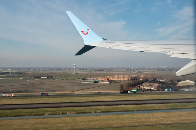 Een opstijgende vliegtuig door T.W. van Urk (bron: Shutterstock)