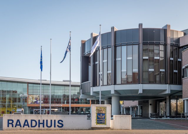 Het nieuwe raadhuis in Hoofddorp door Erik Laan (bron: shutterstock)