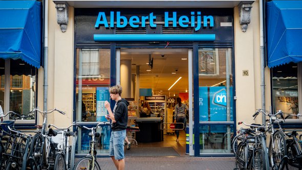 Vooraanzicht van Albert Heijn Nederlandse supermarktketen, opgericht in 1887 in Oostzaan, Nederland op Kruisstraat 10 Haarlem door Hadrian (bron: Shutterstock)