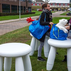 2015.11.25_Levensgrote Ikea-meubels vrolijken wandelroute vanaf Station Bullewijk op_C