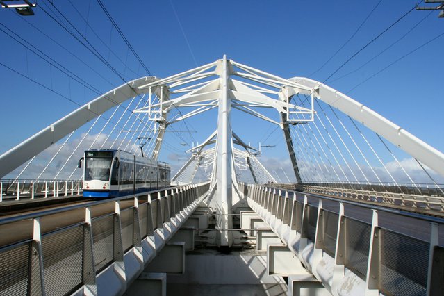 Tram IJburg door Mark Paulus (bron: shutterstock.com)