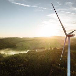 Windturbine in de zonsondergang gezien vanuit een luchtfoto door Bene_A (bron: Shutterstock)