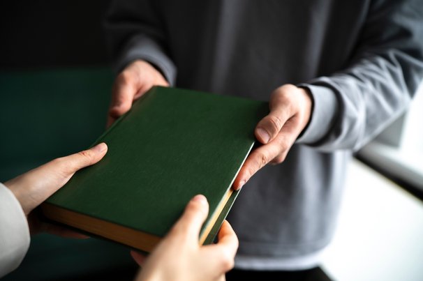 Het delen van een boek door Mike_shots (bron: Shutterstock)