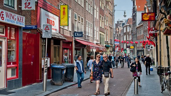 "Amsterdam street" (CC BY-SA 2.0) by Sergey Galyonkin - Flickr door Sergey Galyonkin (bron: Wikimedia Commons)