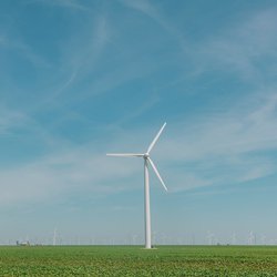 Windmolens in landschap door Matthew T Rader (bron: Unsplash)