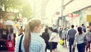 young woman on street of London door Iakov Kalinin (bron: shutterstock)