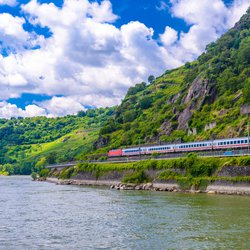 Intercity express train in Rhein door Dmitry Eagle Orlov (bron: Shutterstock)