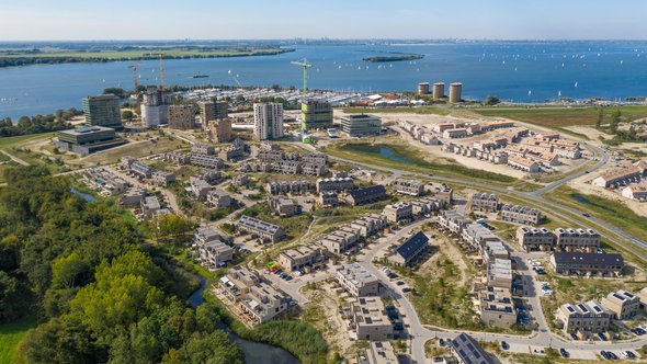 Aerial view of the new residential district DUIN in Almere Poort, Flevoland, The Netherlands door Pavlo Glazkov (bron: Shutterstock)