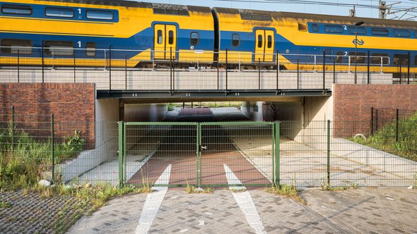 Het afgesloten fietstunneltje waar de trein overheen raast door Sander van Wettum (bron: Gebiedsontwikkeling.nu)