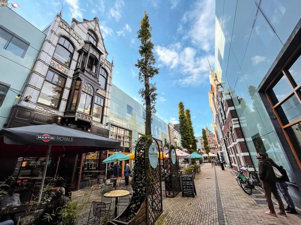 Den Haag, Nederland - OKT 7, 2021: Haagsche Bluf is een klein winkelcentrum in Den Haag, Nederland. In het vernieuwde gebied komen moderne en typisch Nederlandse architectuur samen. door ColorMaker (bron: Shutterstock)
