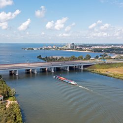 Luchtfoto genomen vanaf de snelweg A6 bij de Hollandsche Brug nabij Amsterdam aan het IJsselmeer in Nederland door Steve Photography (bron: Shutterstock)
