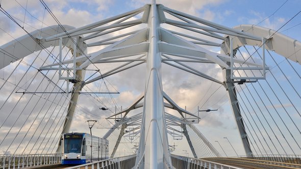 IJburg brug in Amsterdam door Peter de Vink (bron: Shutterstock)