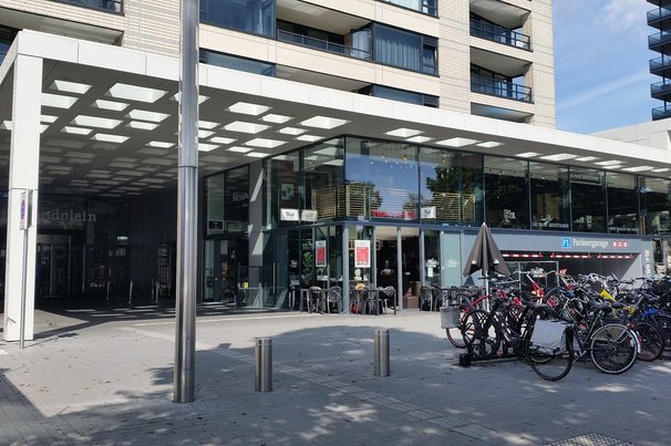 Winkelcentrum Gelderlandplein, oostgevel door Ceescamel (bron: Wikimedia Commons)